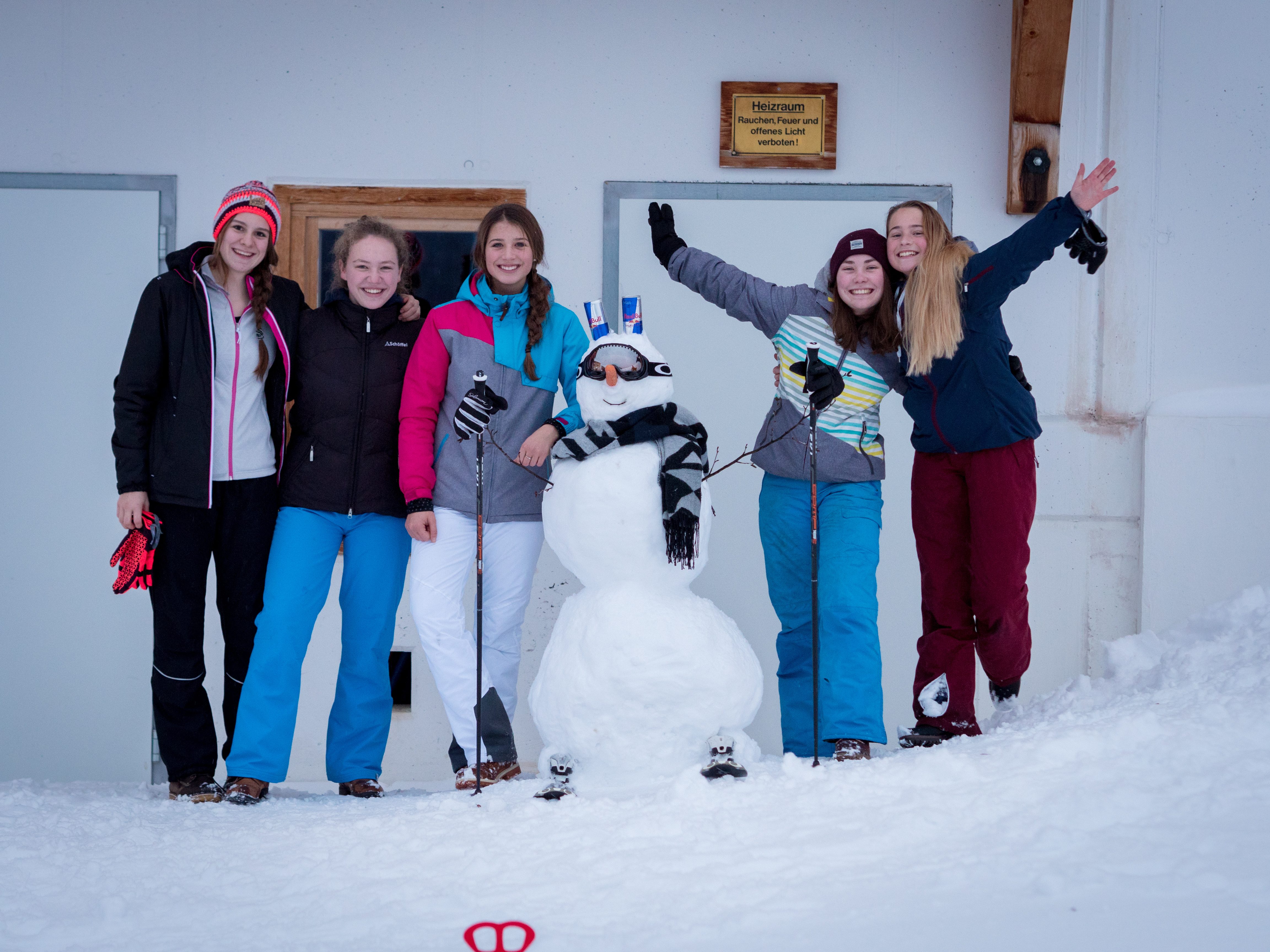 ruf guests in Zauchensee who have built a snowman together
