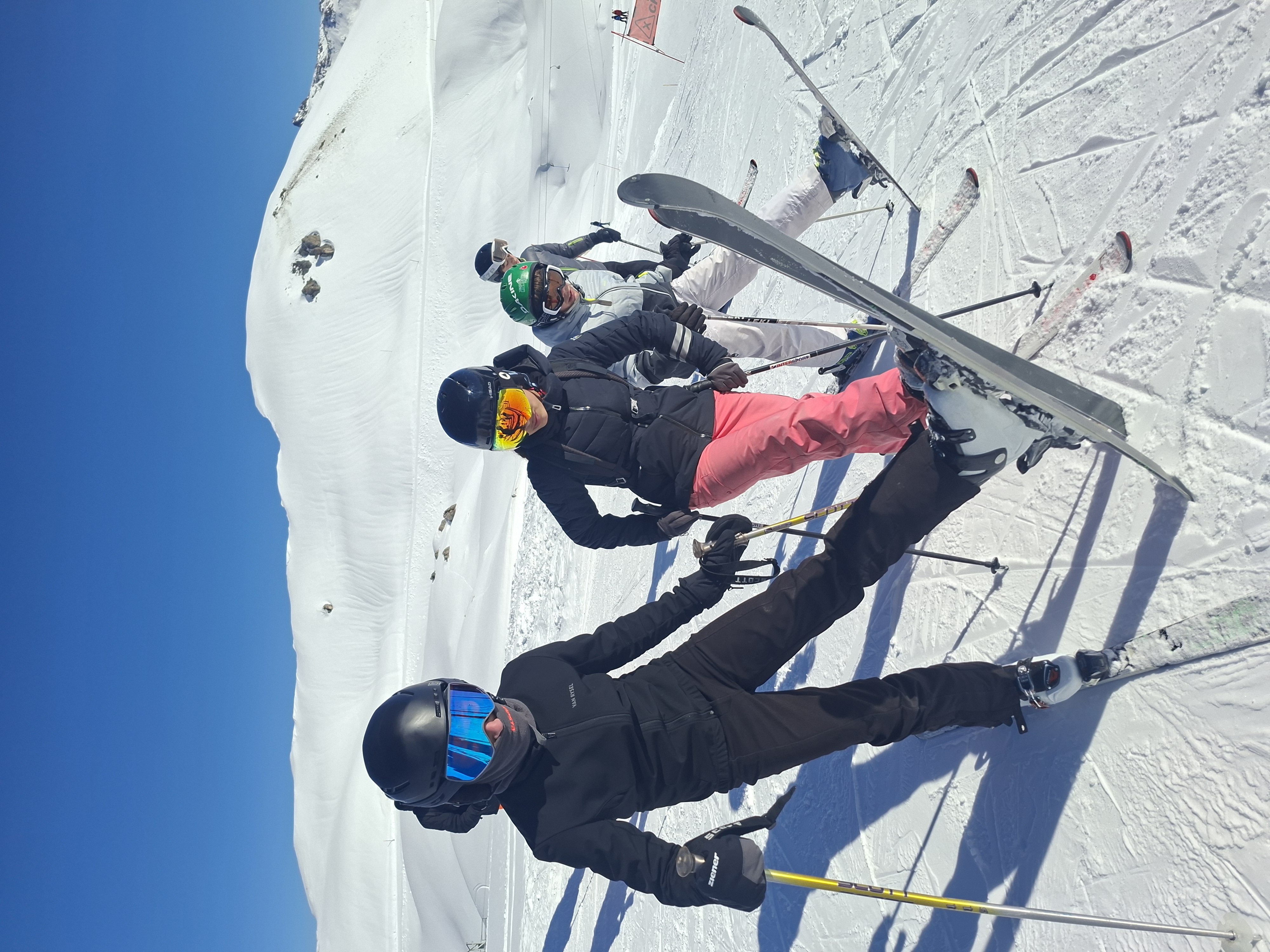 Young skiers in a small group with an Aroéven animateur
