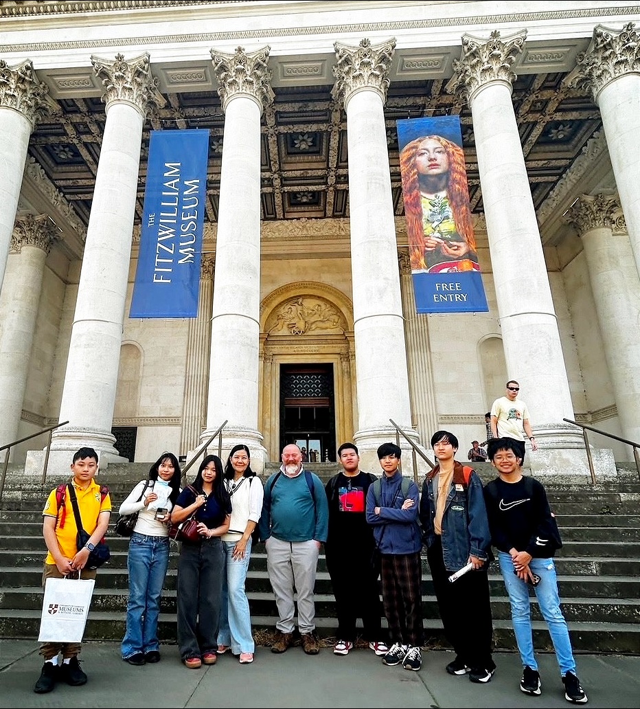 Immersion students from Ratcliffe College on a cultural trip