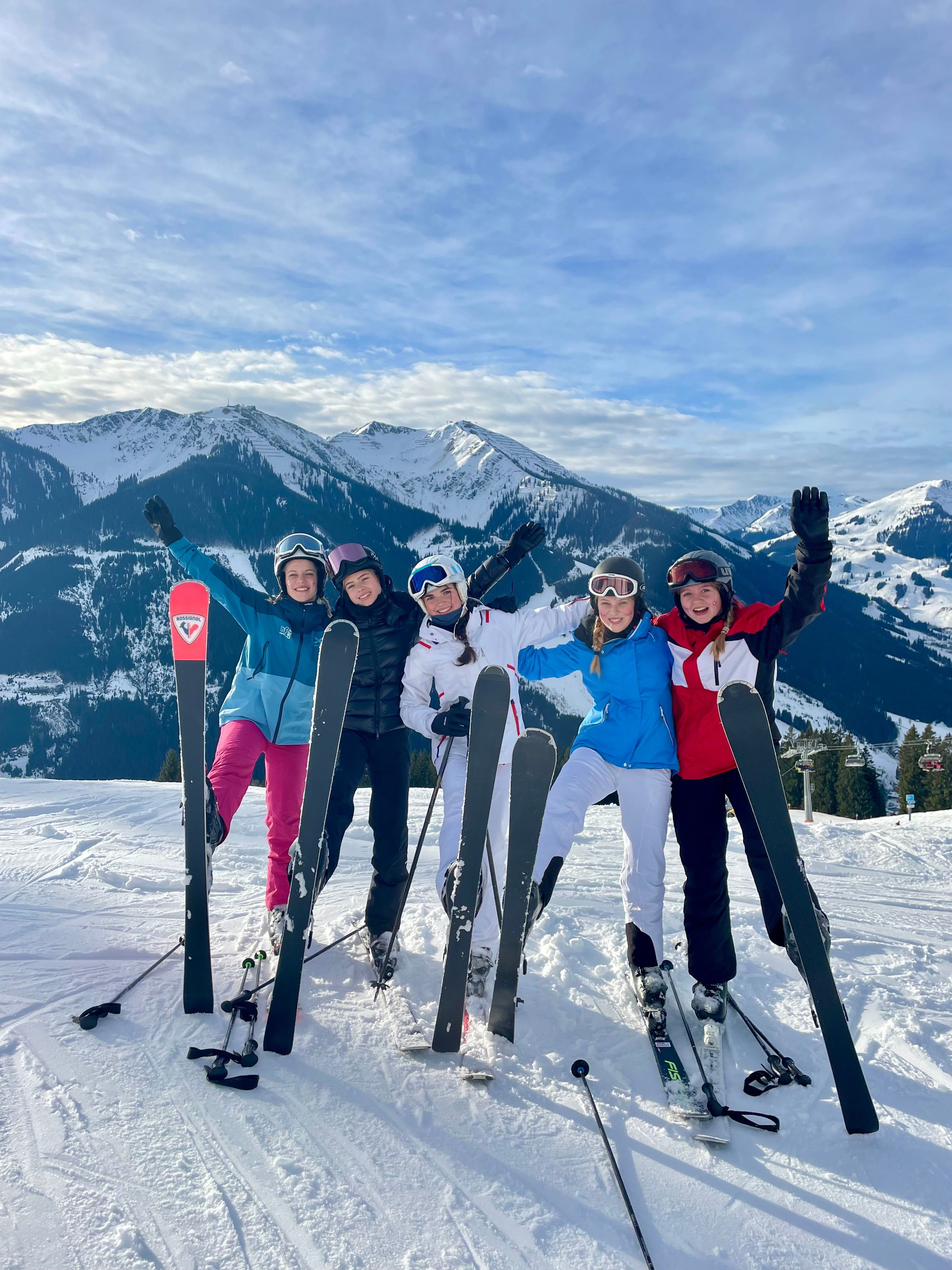 ruf snowguide with guests on the piste in Saalbach