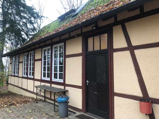Half-timbered building with a moss-covered roof on the Schwarzhornhaus site