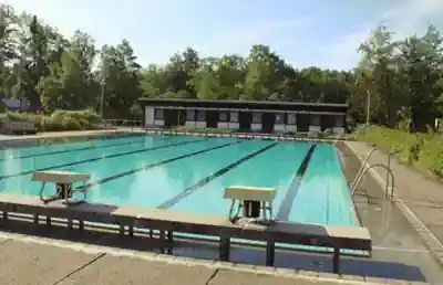 The 25 m outdoor swimming pool on the grounds of Kindererholungszentrum Am Braunsteich