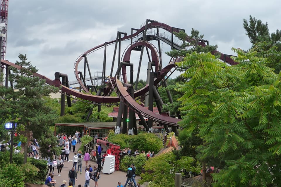Students on an excursion at Thorpe Park