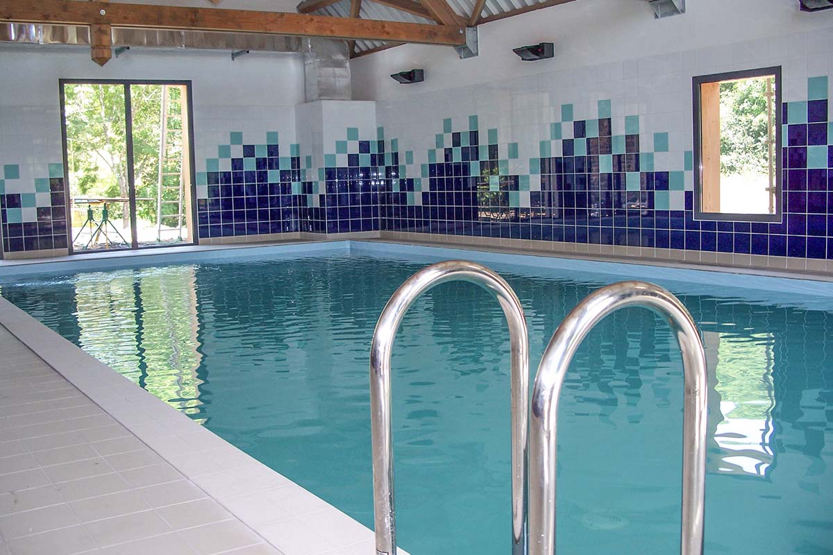 The heated indoor swimming pool of the centre at Saint-Nectaire