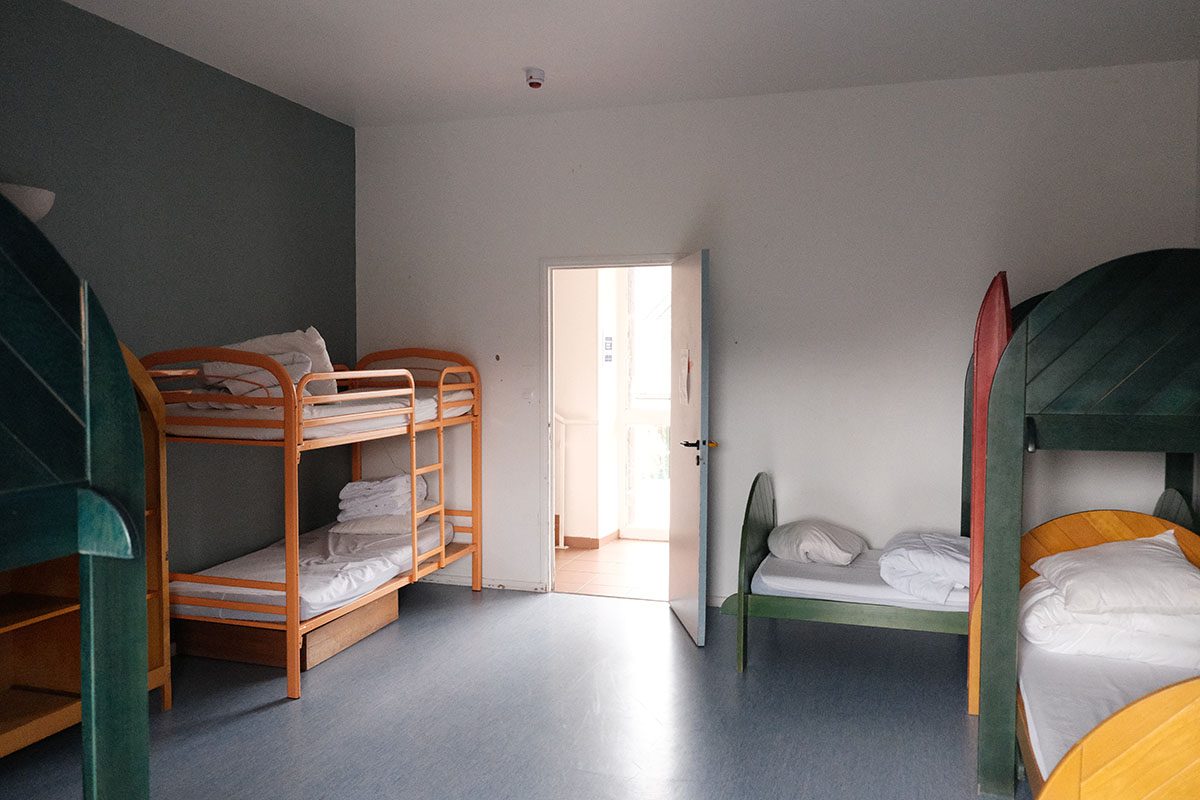 A bedroom for several children inside the Manoir du Viginet