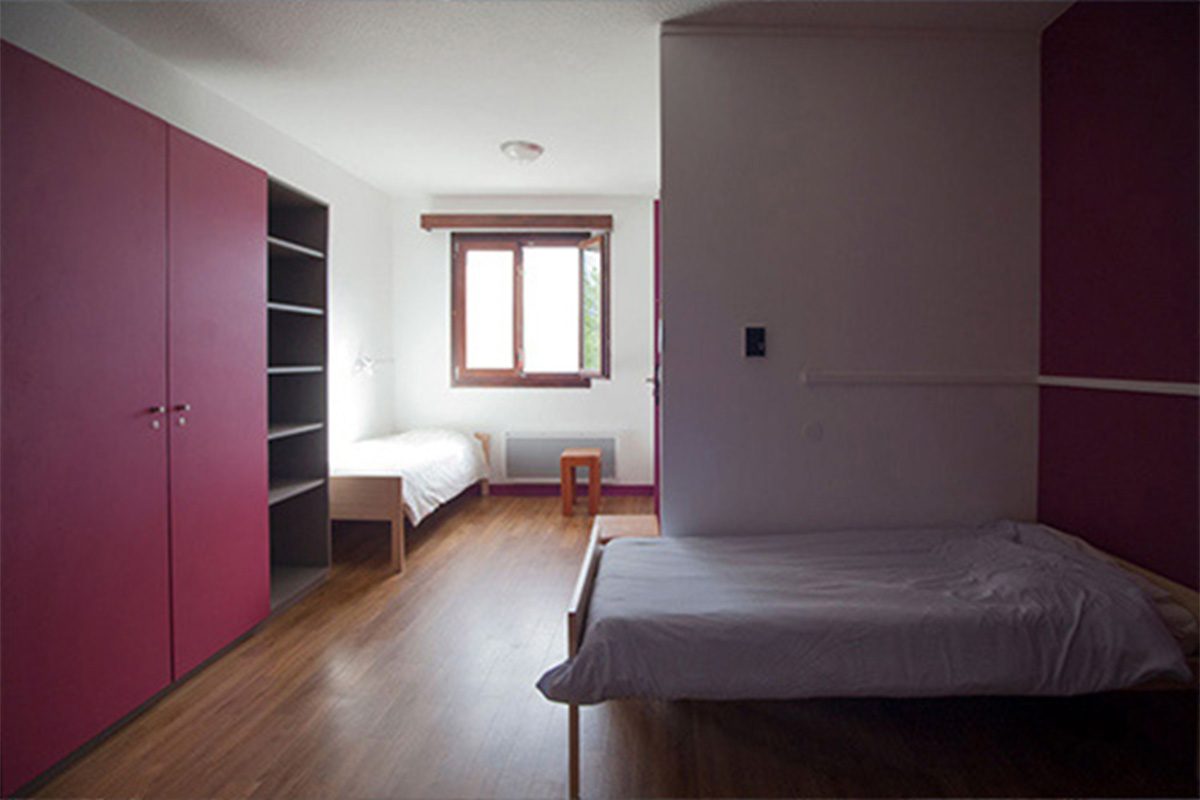 A bedroom for several children at the Chalet l Alpestre