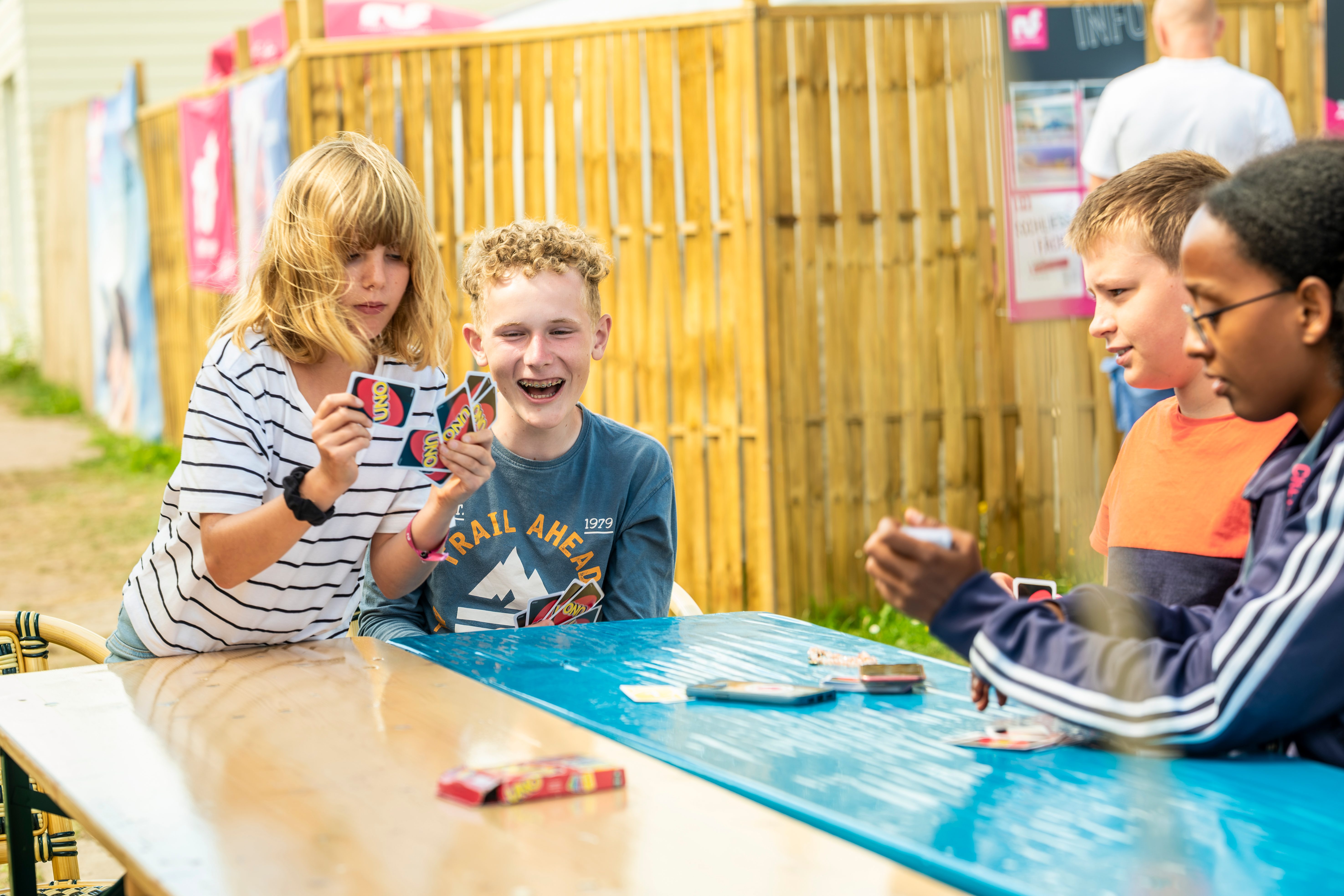 Camp guests playing cards together at the Nordsee Camp Wangerland