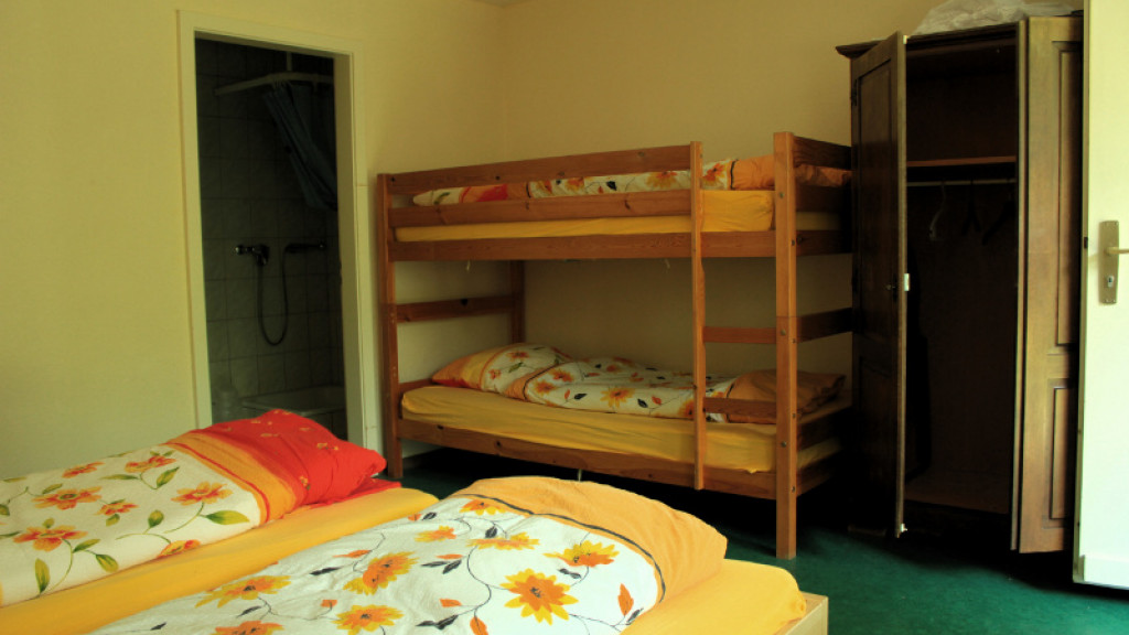 Four-bed room with its own shower and WC in the Abri Cotier camp house at Estavayer-le-Lac
