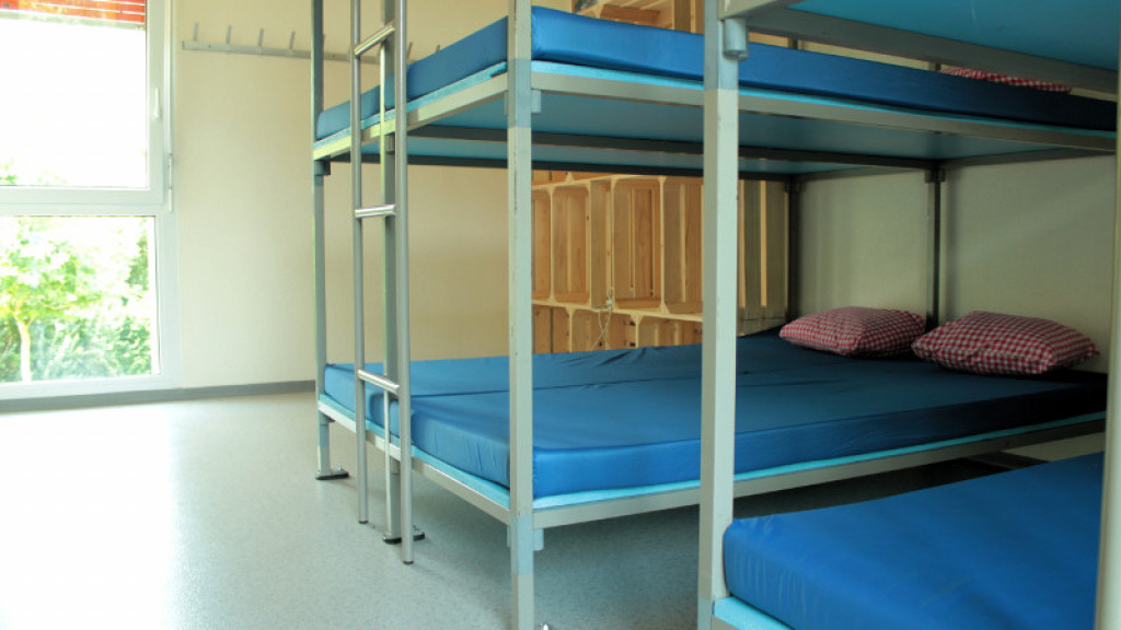 Multi-bed room with bunk beds in the Abri Cotier camp house at Estavayer-le-Lac