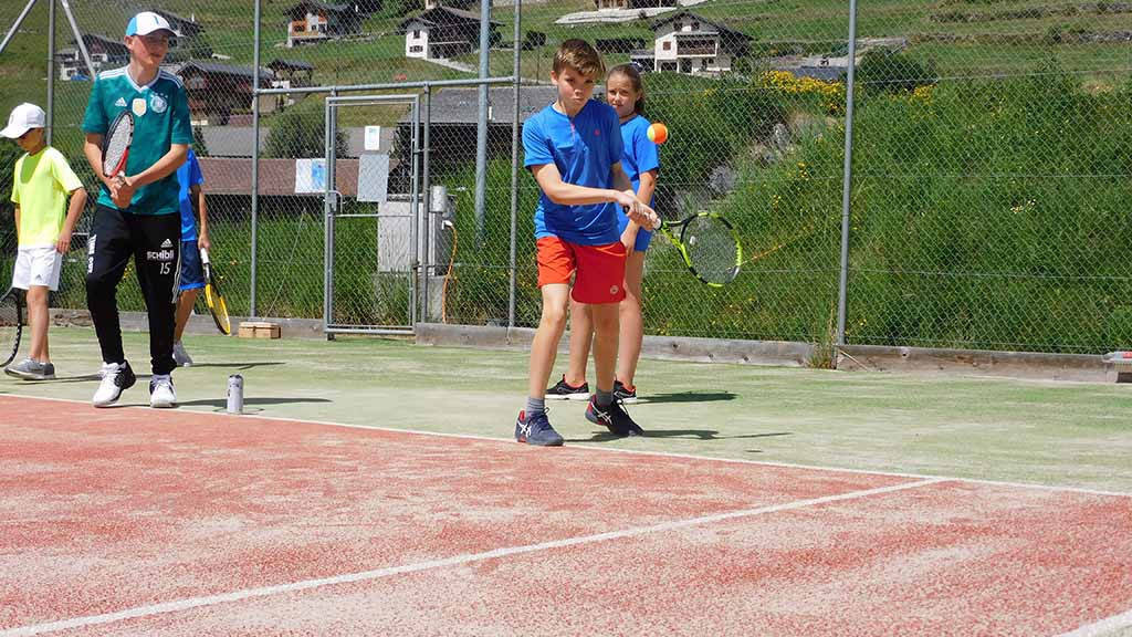 Group of participants at the tennis and language camp