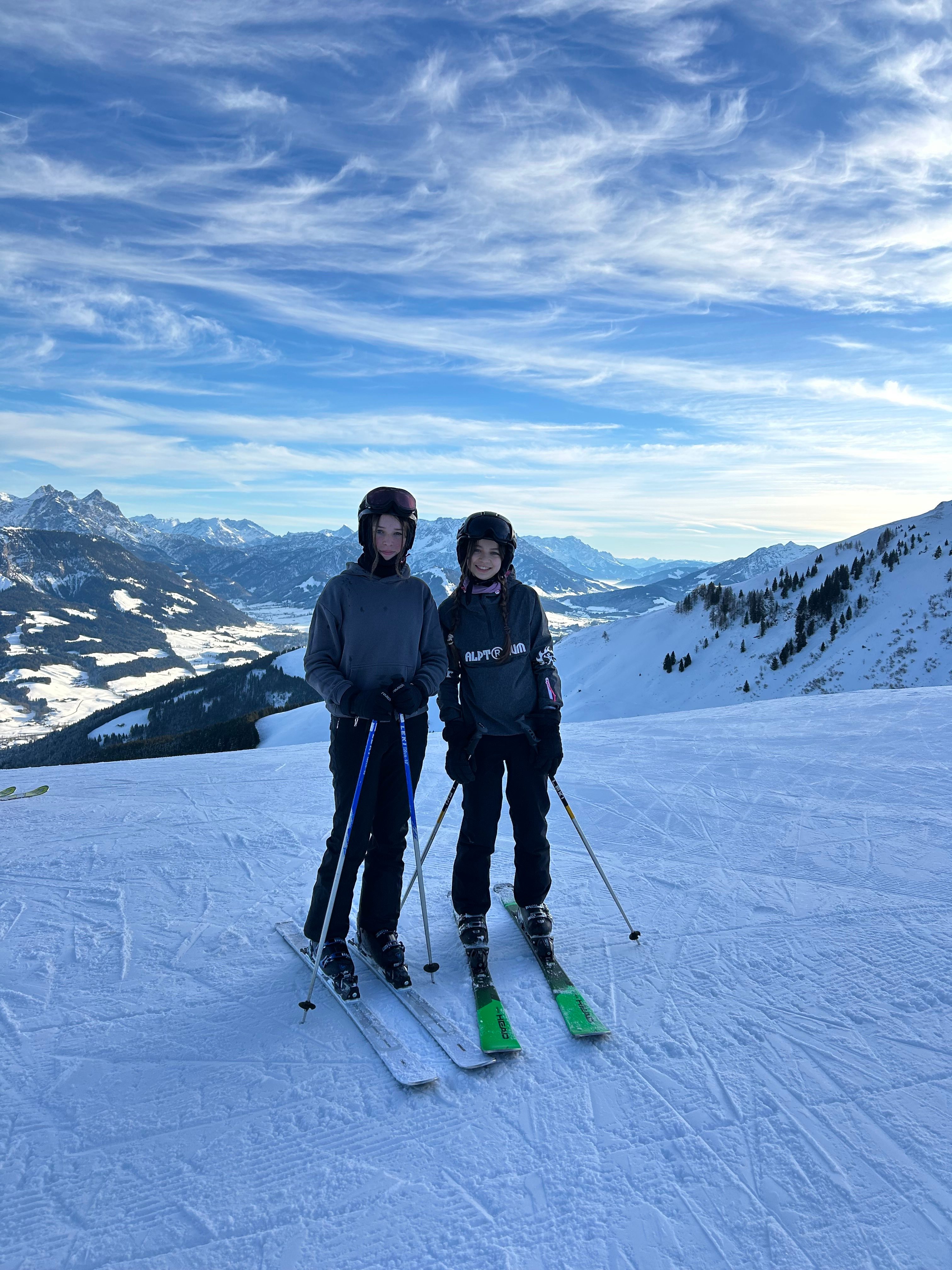 Camp guests skiing on the piste in St. Johann in Tirol