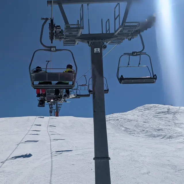 Teenagers on the pistes of the Brunnalm ski area