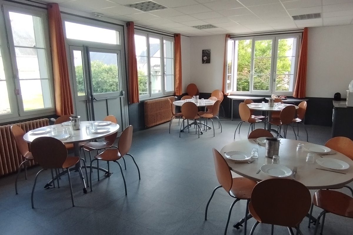 The refectory of the Temps Jeunes centre at Thésée, where meals cooked on site are served