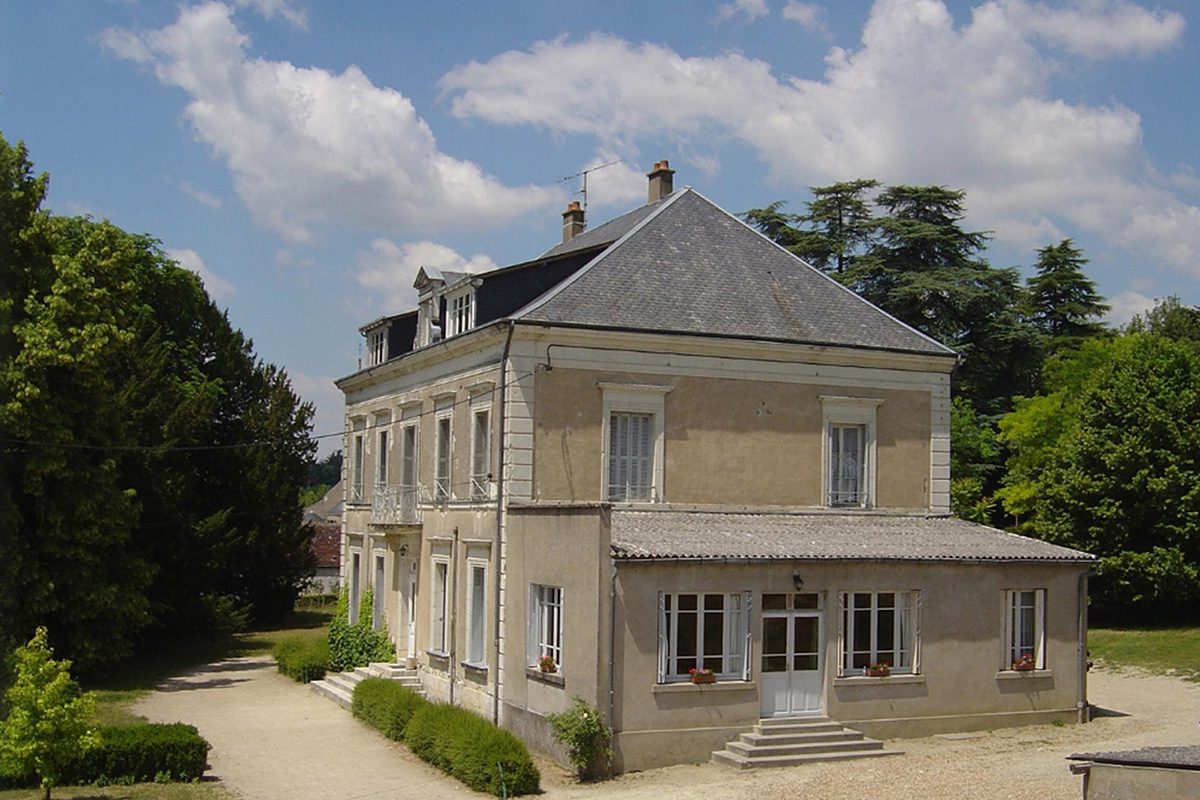 The main building of the Temps Jeunes centre at Thésée, seen from the barn, as published by the operator on its own centre page